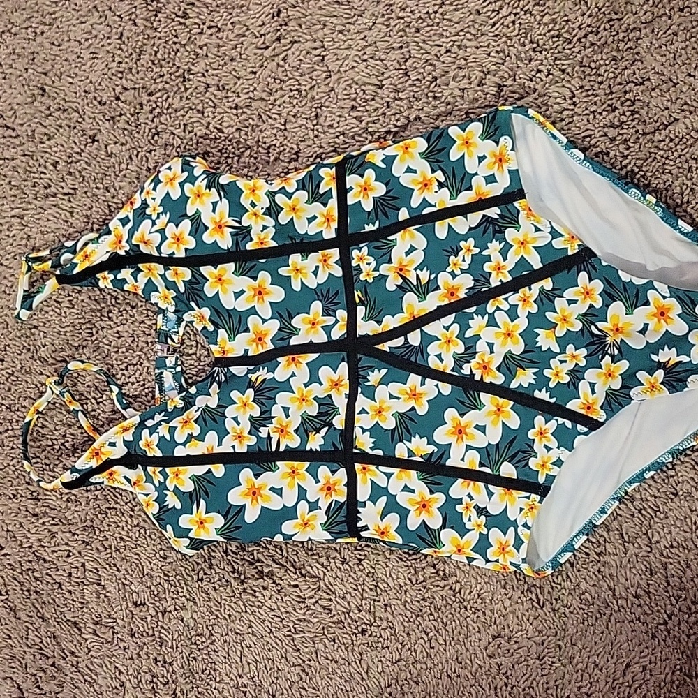 Cupshe One Piece Swimsuit size xs Green Floral